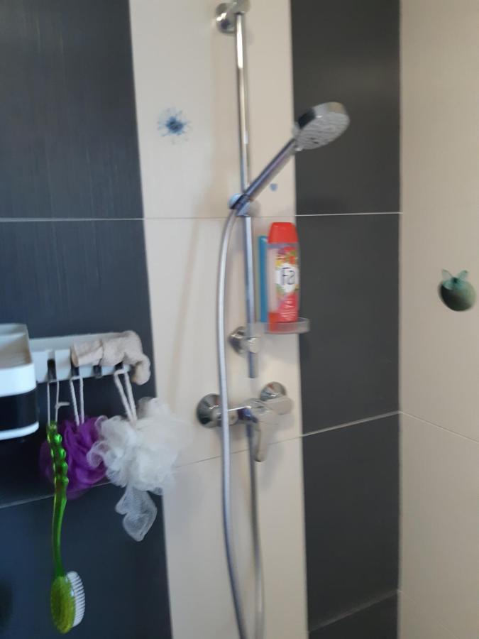 Chambre Lit Double Dans Pavillon , Chez Lilyanne Tonnay-Charente المظهر الخارجي الصورة